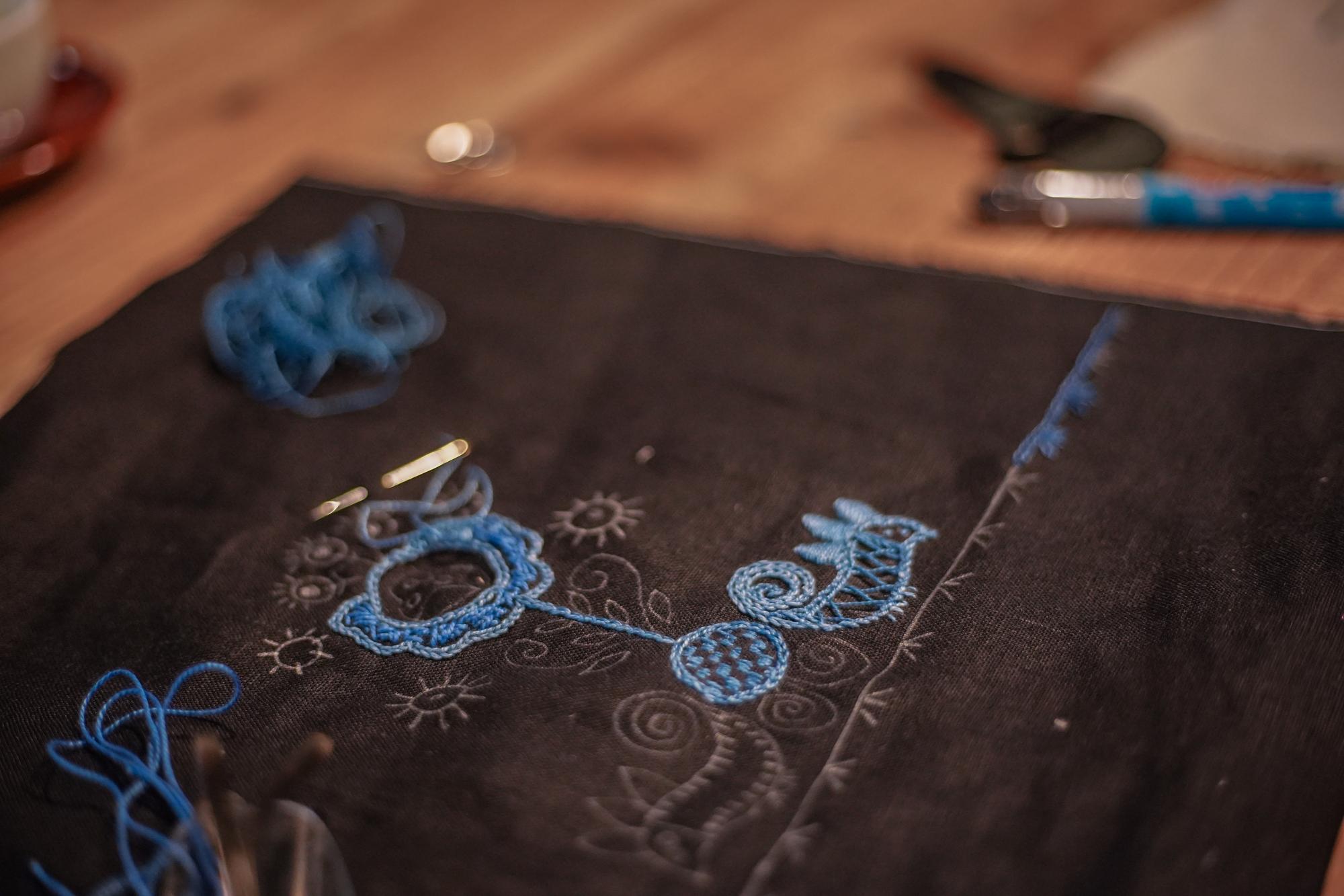Monogramma ricamato su denim